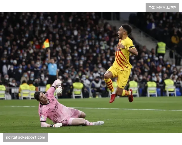 巴萨vs皇马第20分钟，维尼修斯与阿劳霍对抗后倒地，VAR介入检查点球